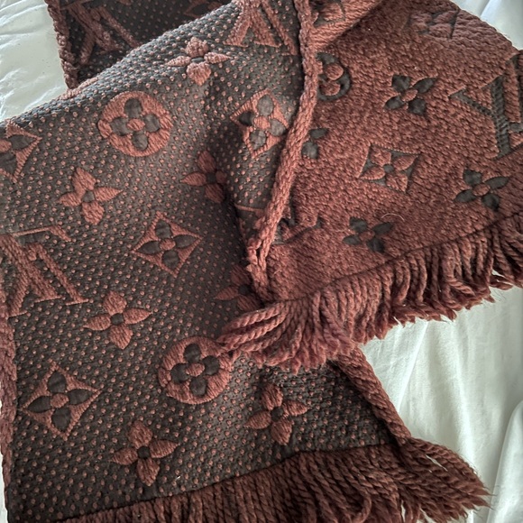 Authentic Louis Vuitton scarf -wool, brown - Picture 4 of 5